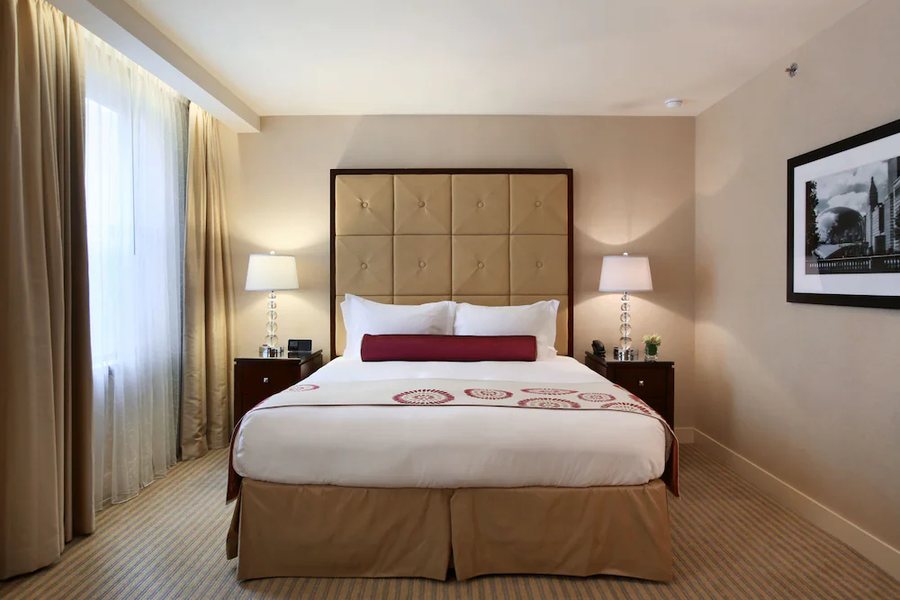Millennium Hotel Knickerbocker Chicago — Guest room