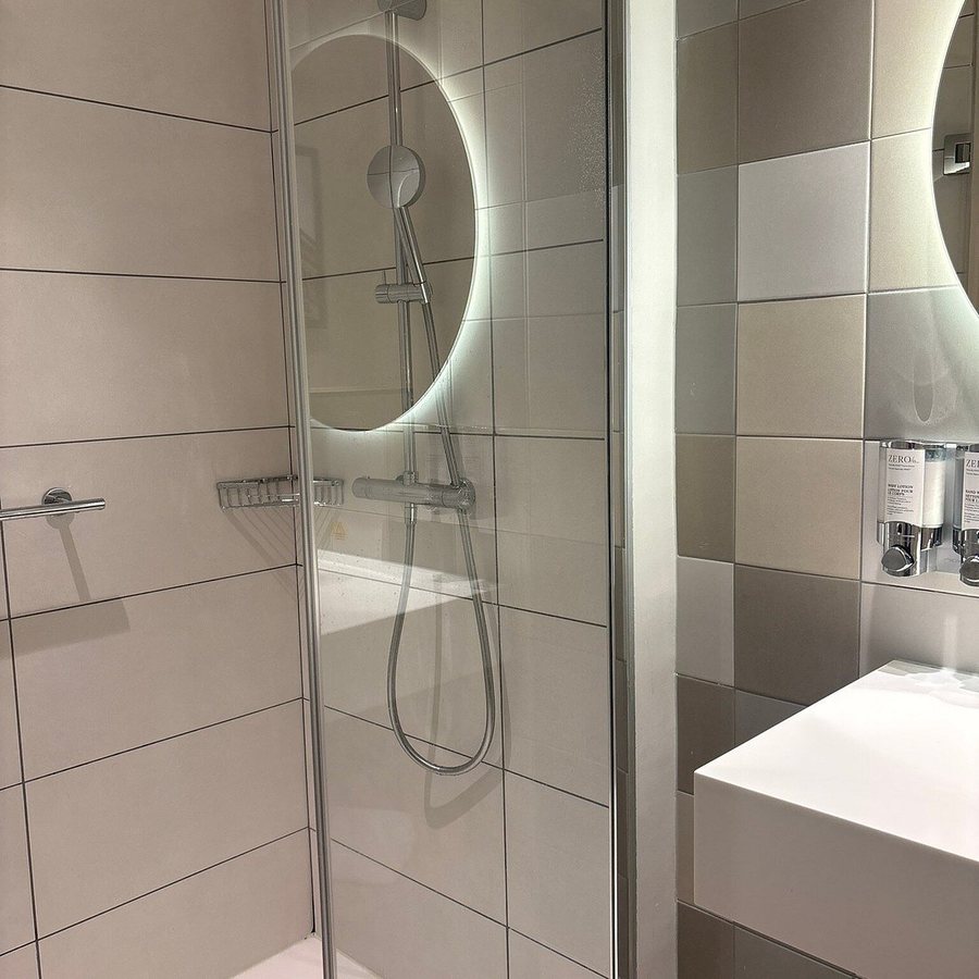 Milton House Gran Via Barcelona Catalonia — Bathroom