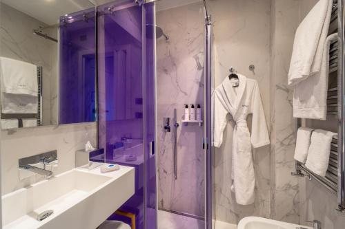 Milu Hotel — Bathroom