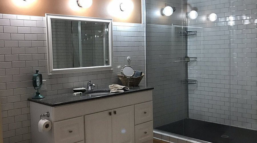 Mineral Point Hotel Suites — Bathroom