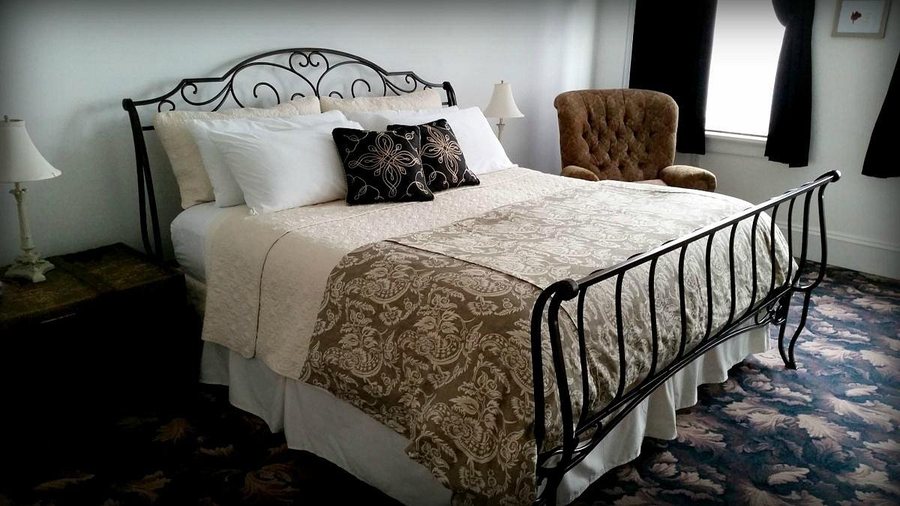 Mineral Point Hotel Suites — Guest room