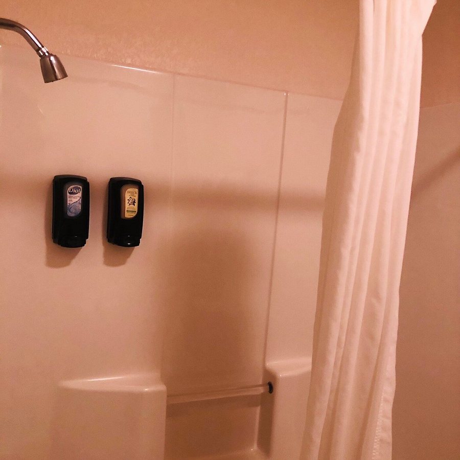 Mini Golden Inns Motel — Bathroom