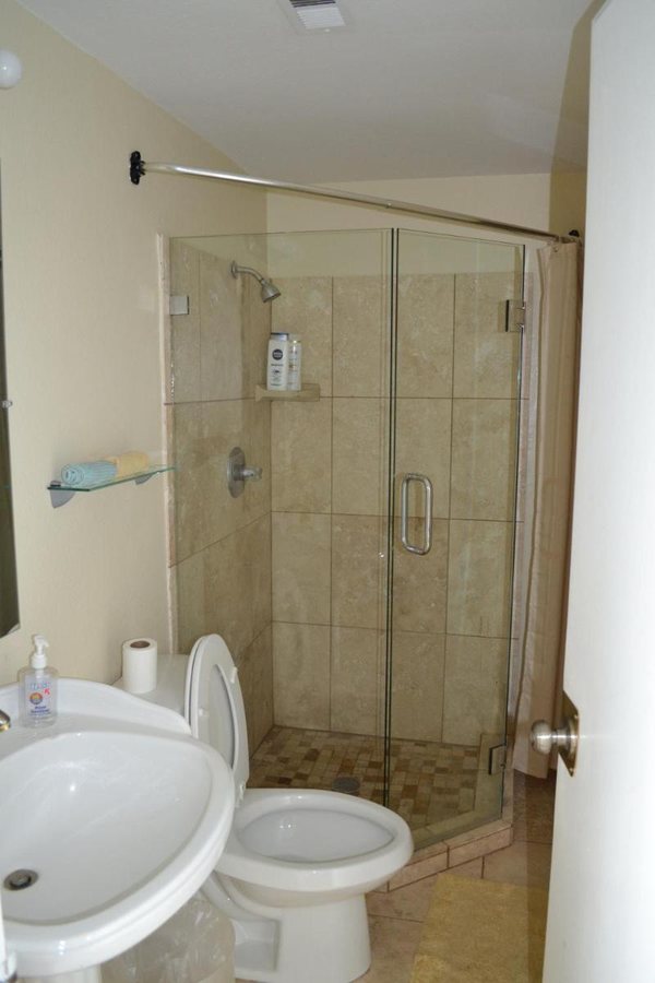 Mini Mansion in Hollywood Hills Los Angeles California — Bathroom