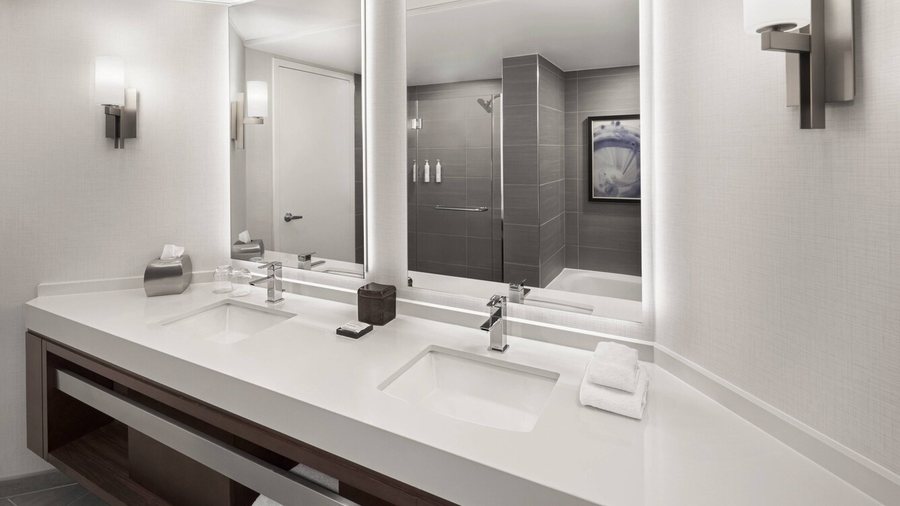 Minneapolis Marriott City Center — Bathroom
