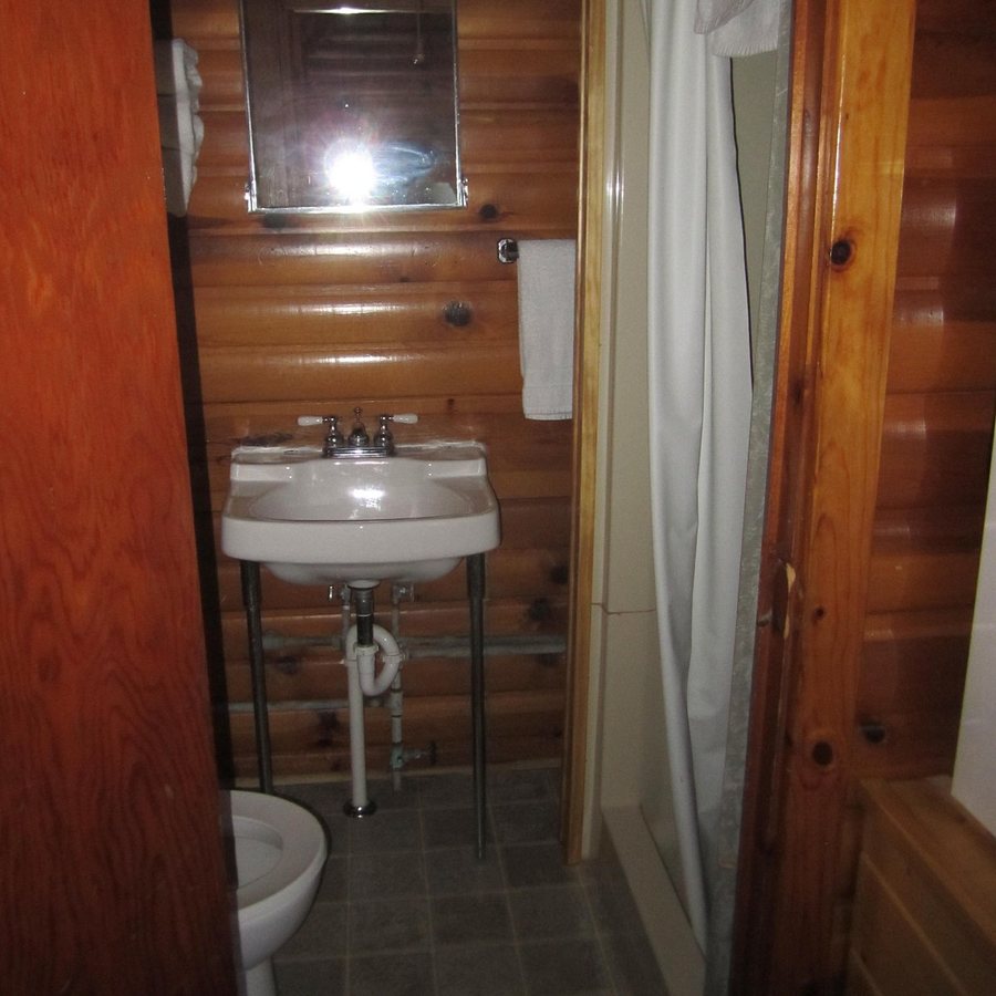 Minnetonka Resort Thunderbird Gifts — Bathroom