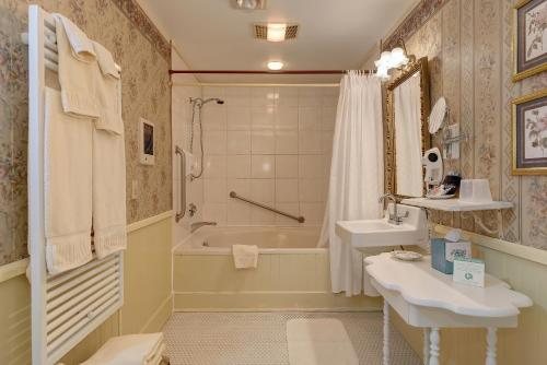 Mira Monte Inn — Bathroom