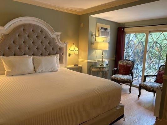 Mira Monte Inn — Guest room