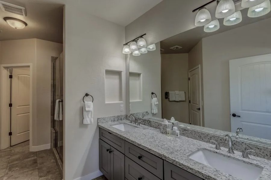 Mira Vista Resort — Bathroom