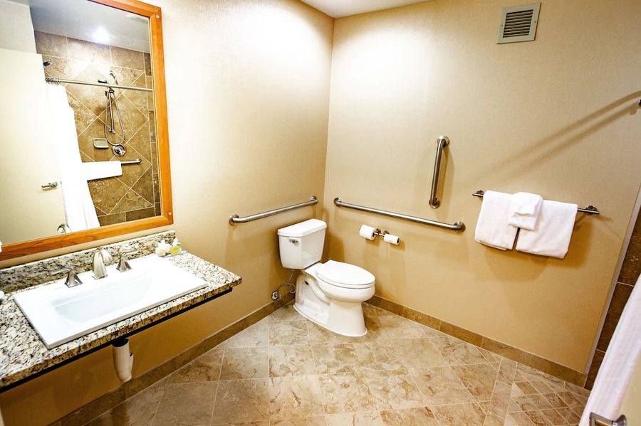 Mirabeau Park Hotel Convention Center — Bathroom
