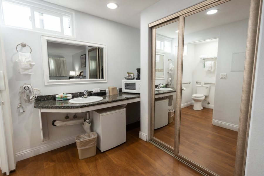 Mirabelle Inn — Bathroom