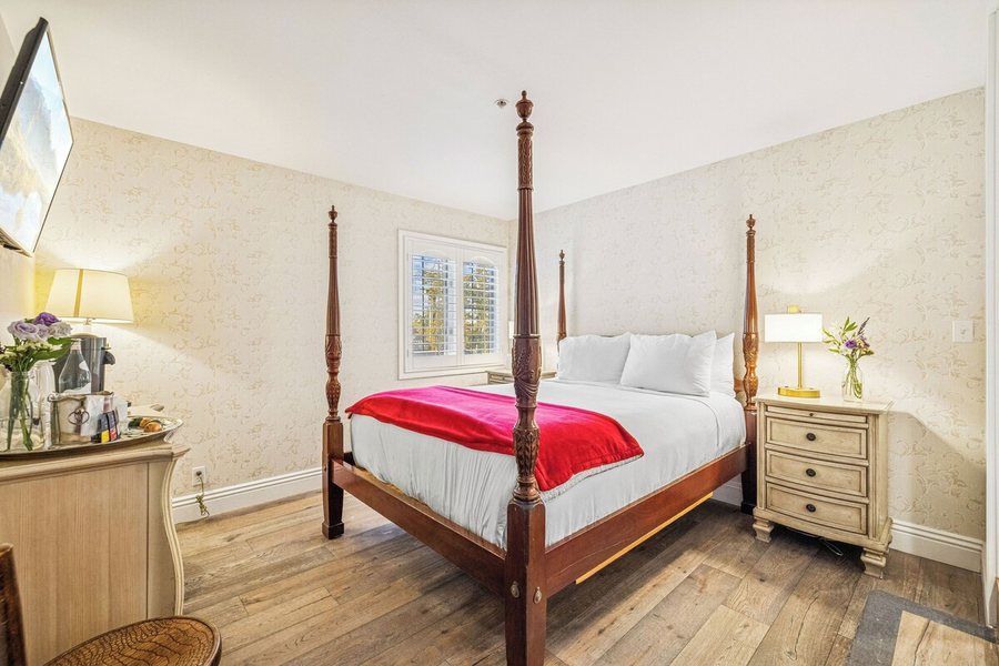 Mirabelle Inn — Guest room