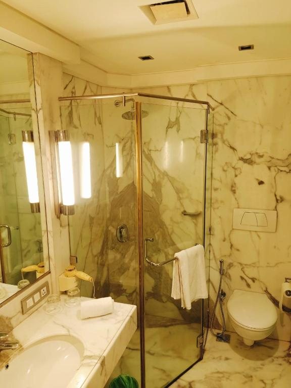 Mirage Hotel — Bathroom