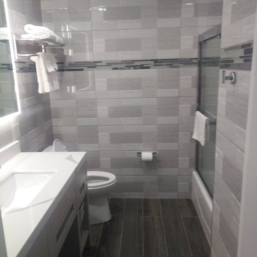 Mirage Inn Suites — Bathroom