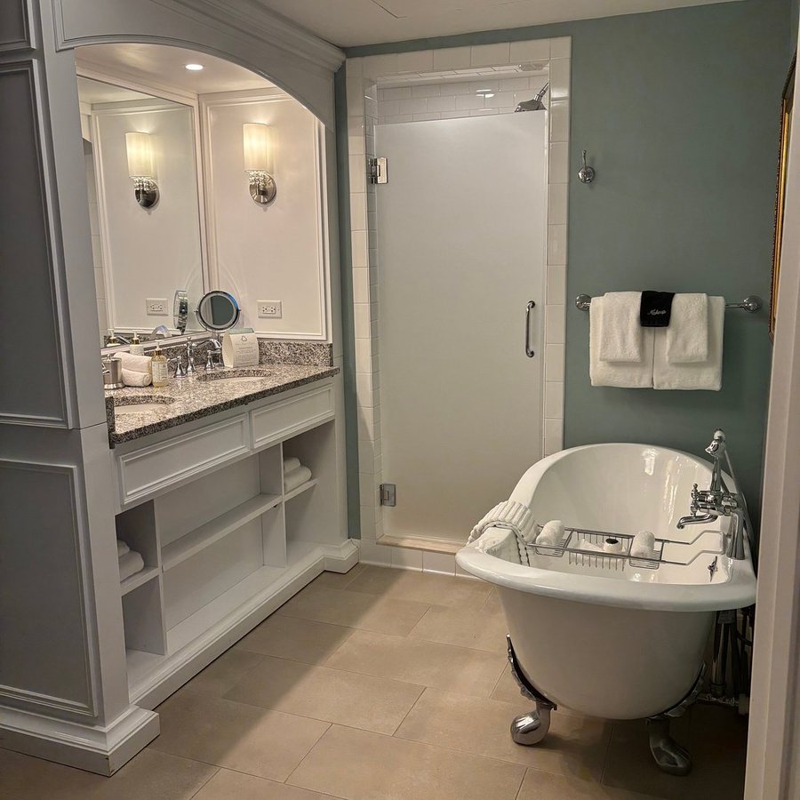 Mirbeau Inn Spa — Bathroom
