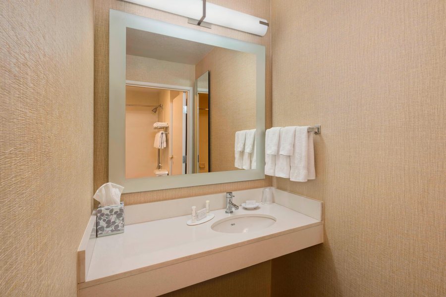 Mishawaka Inn — Bathroom