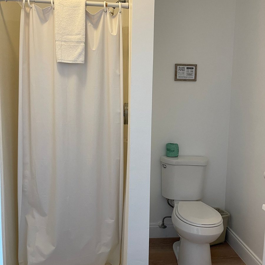 Misquamicut Beach Front Inn — Bathroom