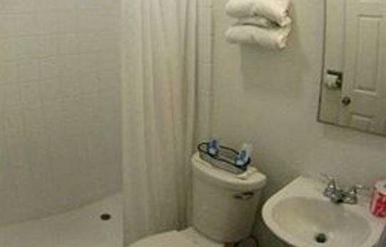 Mission Bell Motel — Bathroom