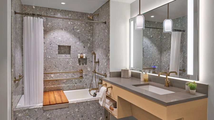 Mission Pacific Beach Resort — Bathroom