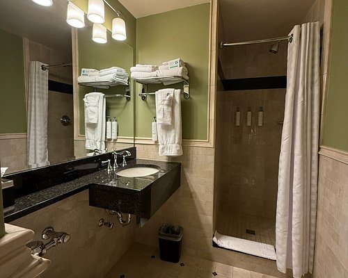 Missouri Athletic Club — Bathroom