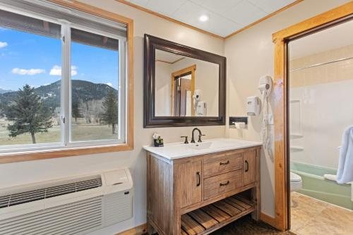 Misty Mountain Lodge — Bathroom