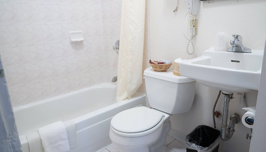Mithila San Francisco SureStay Collection By Best Western — Bathroom