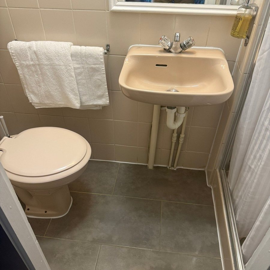 Mitre House Hotel — Bathroom
