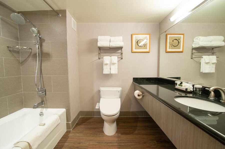 Miyako Hotel Los Angeles — Bathroom
