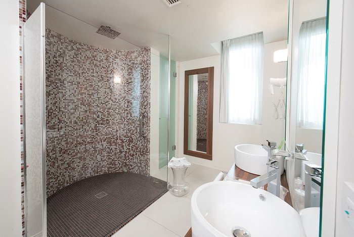 MO OM Hotel — Bathroom