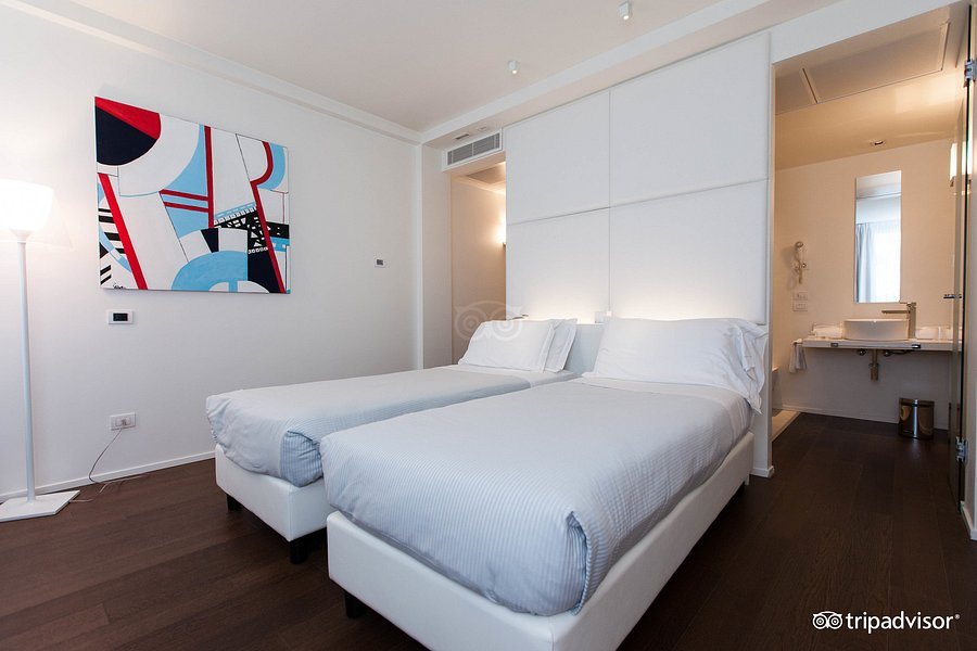 MO OM Hotel — Guest room