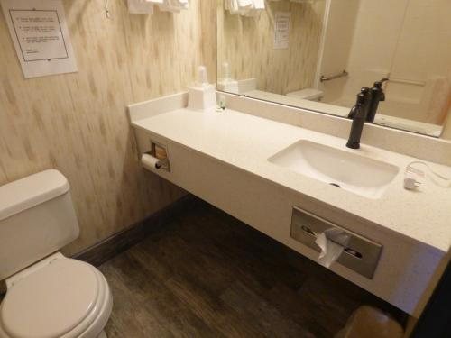 Moab Gateway Inn — Bathroom