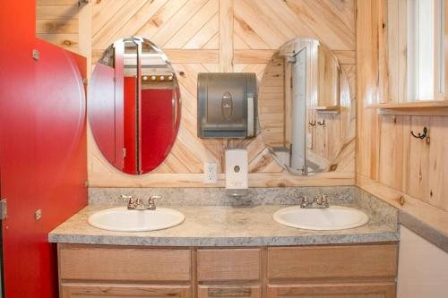 Moab Rv Glamping Resort — Bathroom