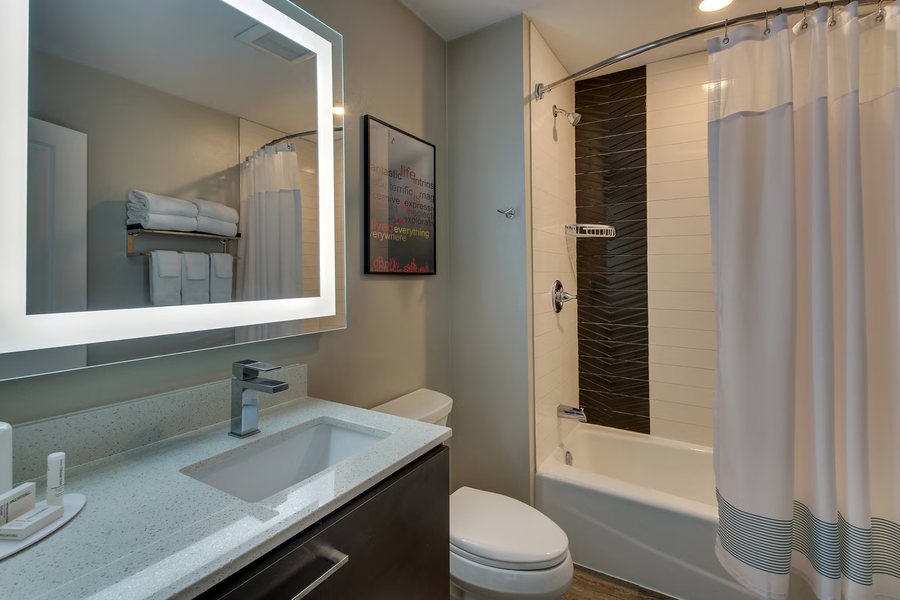 Mobile Marriott — Bathroom