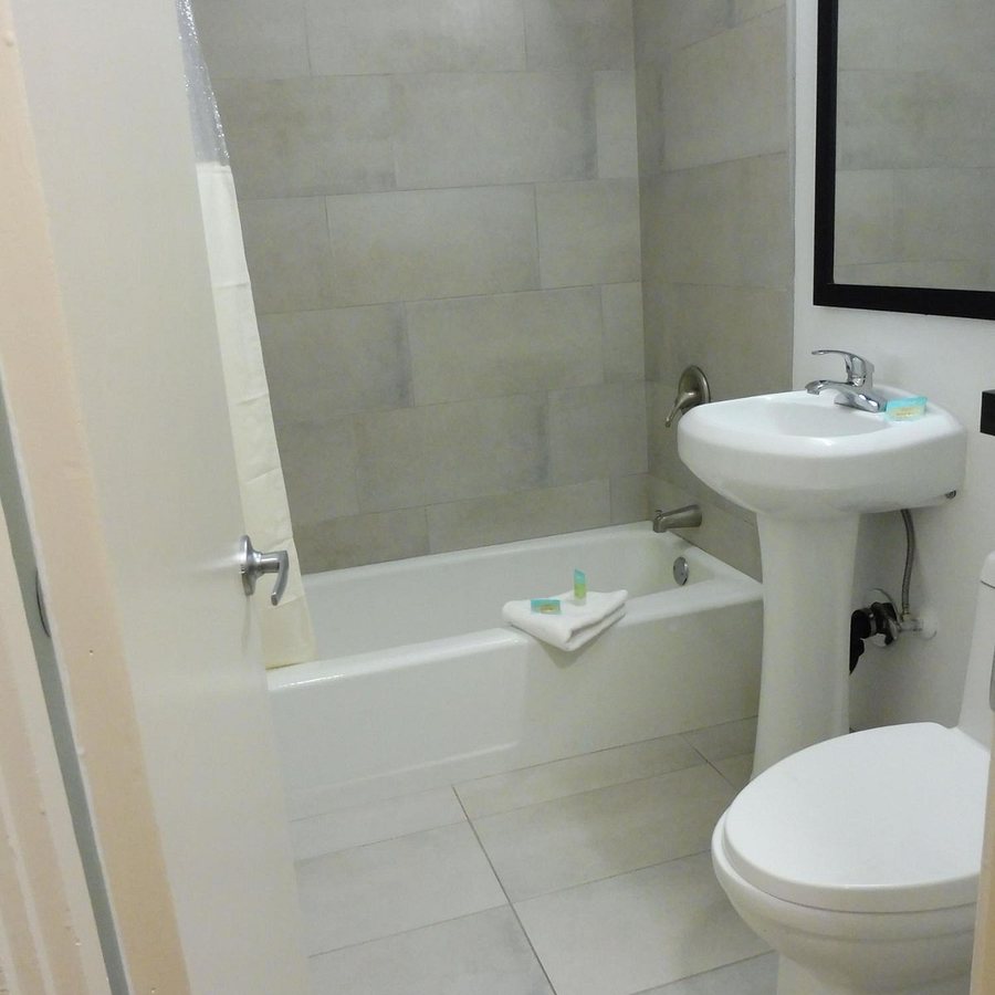 Mojave Inn — Bathroom