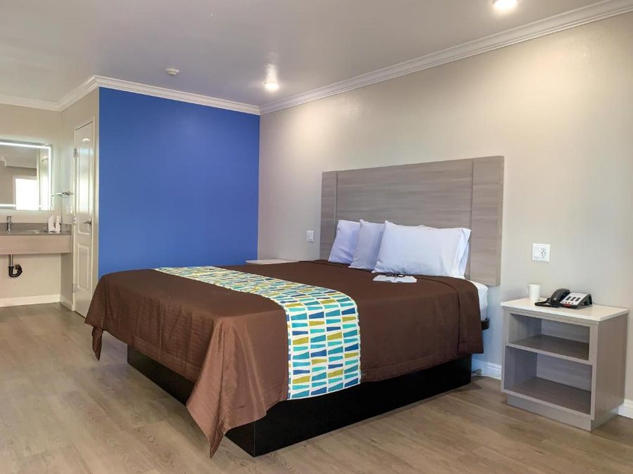 Mojave Inn — Guest room