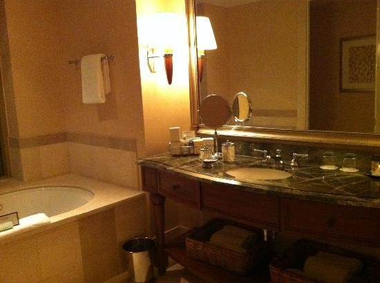 Mokara Hotel Spa — Bathroom