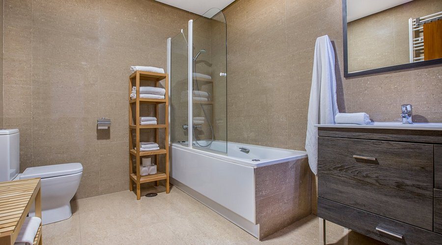 Mola Suites — Bathroom