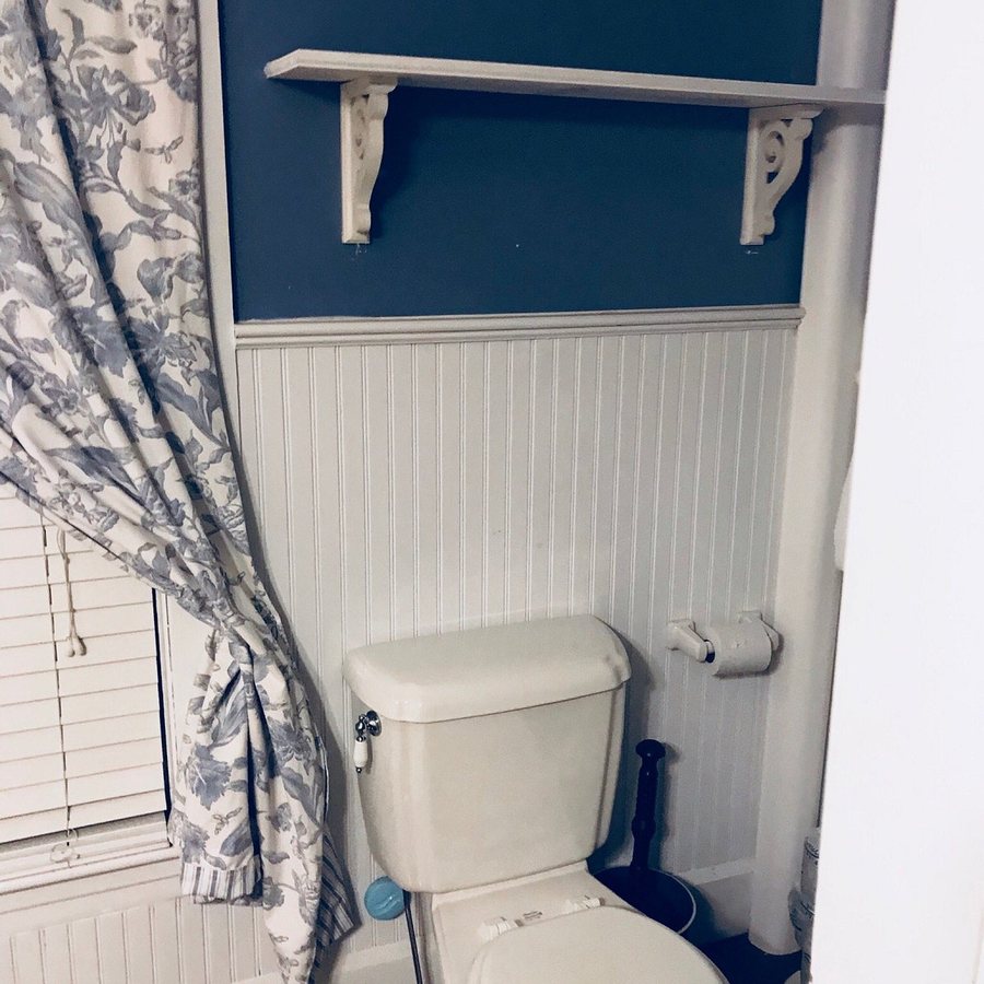Monadnock Inn Jaffrey New Hampshire — Bathroom