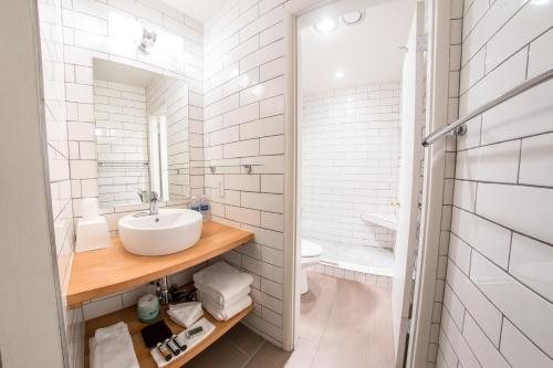 Monarch Motel — Bathroom