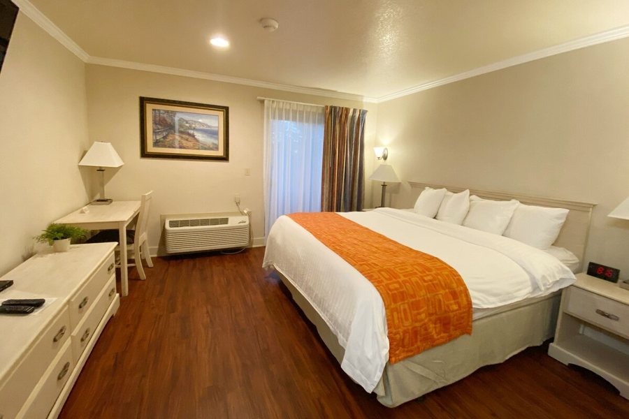 Monarch Valley Inn Marina at Monterey Bay — Guest room