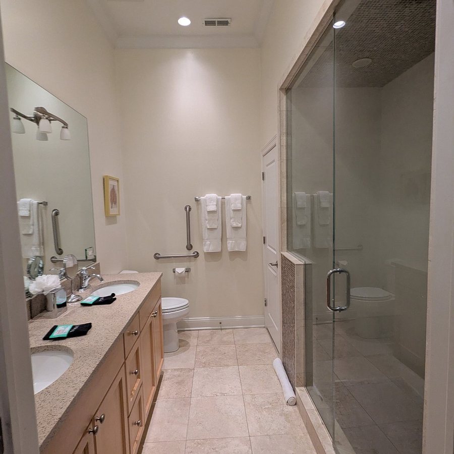 Monastery of the Holy Cross Guesthouses Chicago Illinois — Bathroom