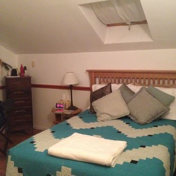 Monastery of the Holy Cross Guesthouses Chicago Illinois — Guest room