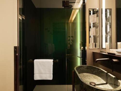 Mondrian Singapore Duxton — Bathroom