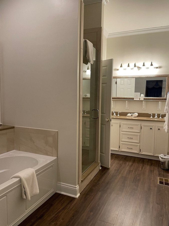 Monmouth Historic Inn Natchez Mississippi — Bathroom