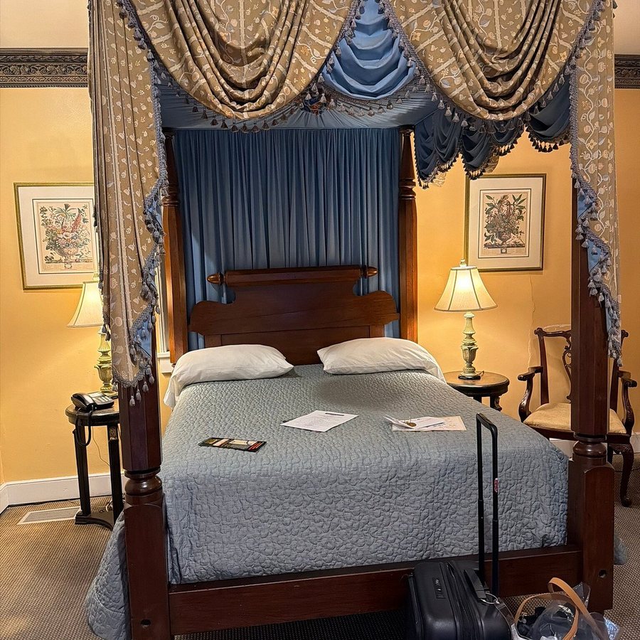 Monmouth Historic Inn Natchez Mississippi — Guest room