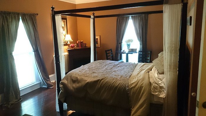 Monroe Manor Inn Bed Breakfast — Guest room