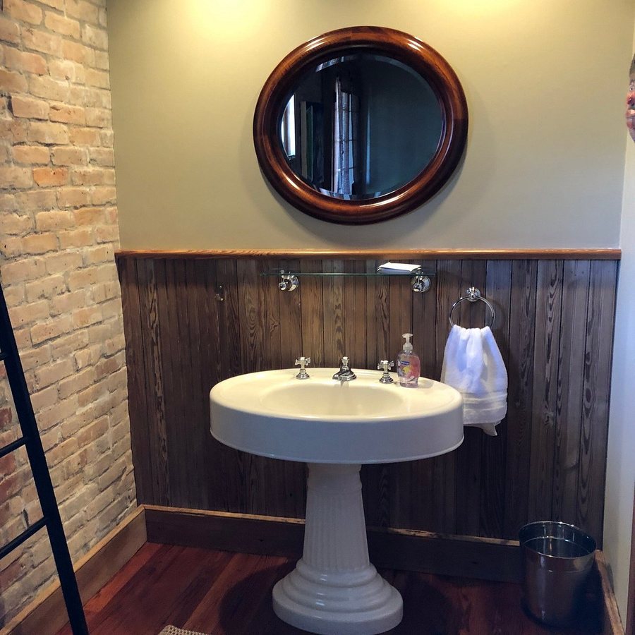 Monrose Row Bed Breakfast — Bathroom