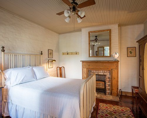 Monrose Row Bed Breakfast — Guest room