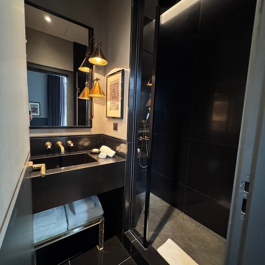 Monsieur George Hotel Spa — Bathroom