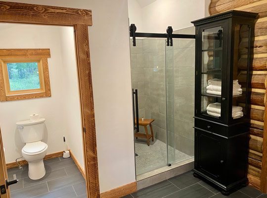 Montana Rock Creek Cabins — Bathroom