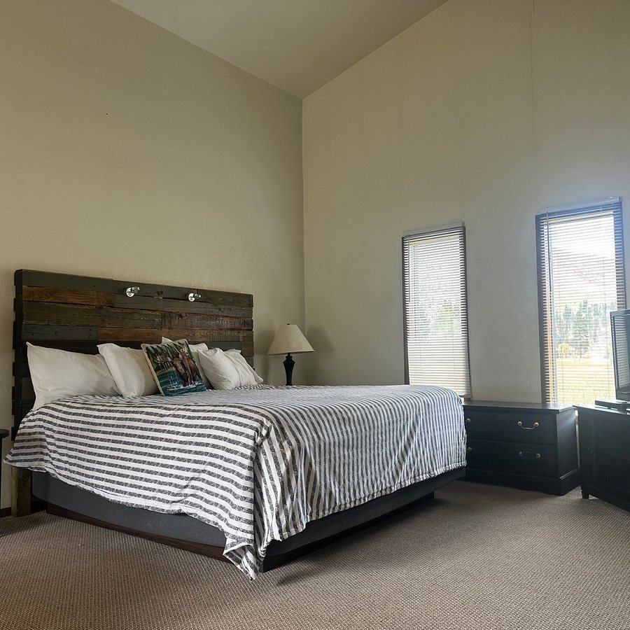 Montana Rock Creek Cabins — Guest room